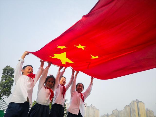 00后甜妹寒假兼职吹唢呐,跟乐队一起赶场演奏,网友:主打一个反差