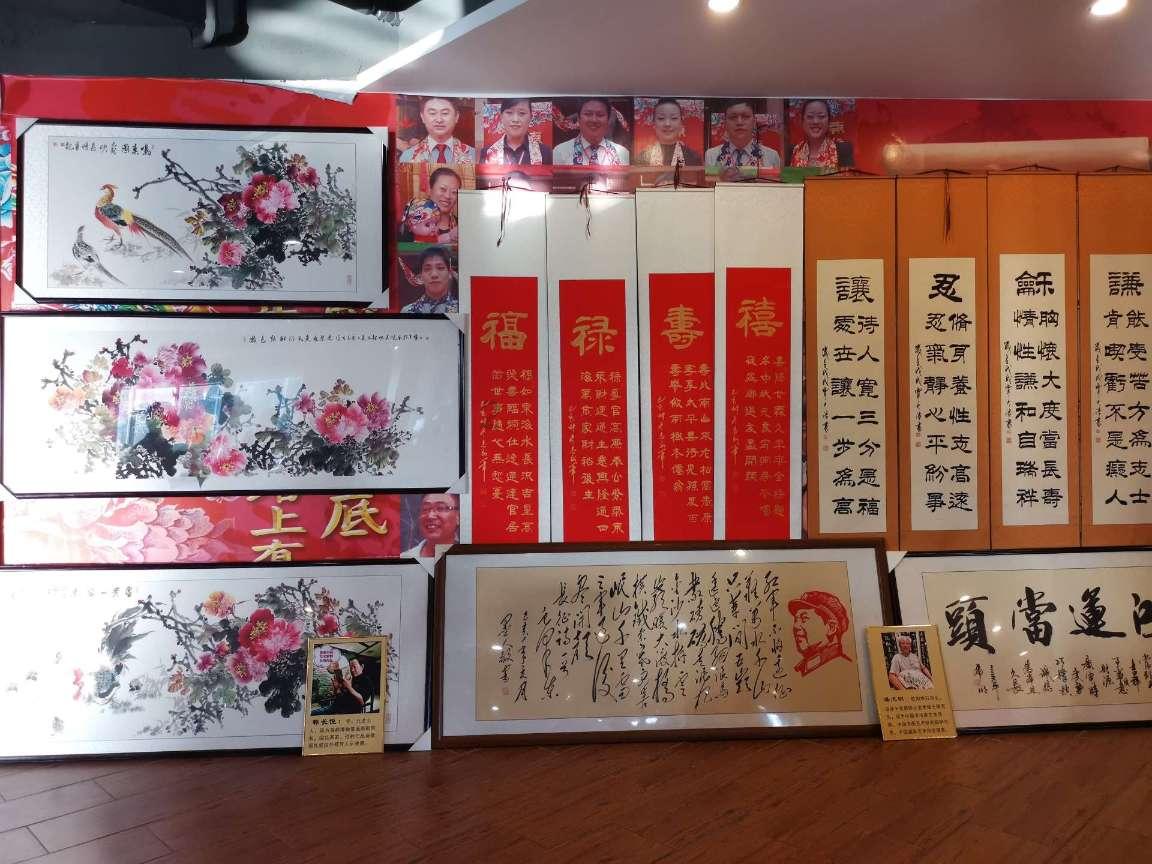 爷爷为逗孙子开心40元买大鹅当宠物